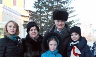 Варнавский привел на концерт Пелагеи своих внучек